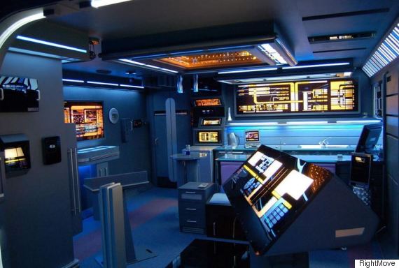 o-STAR-TREK-FLAT-ANTHONY-ALLEYNE-570