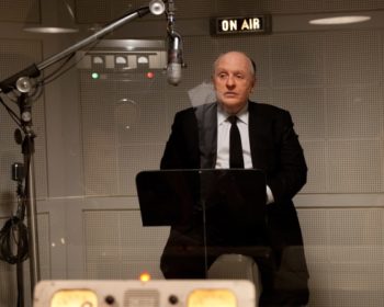 Elämäkerrallinen draama luotaa elokuvahistorian kuuluisimpiin lukeutuvan ohjaajan persoonaa. Elokuva keskittyy legendaarisen elokuvaohjaajan, Alfred Hitchcockin ja tämän vaimon Alma Revillen suhteeseen Hitchcockin merkittävimmän mestariteoksen, Psykon, kuvausten aikana vuonna 1959. Ohjaaja: Sacha Gervais, USA 2012 (98'). Pääosissa: Anthony Hopkins, Helen Mirren, Scarlett Johansson, Toni Collette.
Kuvassa Anthony Hopkins. SUB