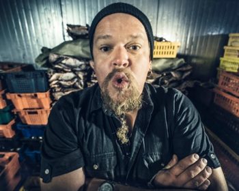 3/10. Pontikkaa ja kalastusta. Villen tutustuminen Rybinskiin alkaa haikeista merkeistä ja jatkuu rivojen kansanlaulujen kautta pontikan maisteluun ikävin seurauksin. Lopuksi Ville kalastaa kyseenalaisissa olosuhteissa. Kuvassa Ville Rybinskiläisen
kalakuivattamon kylmiössä. HD.
Yle Kuvapalvelu/Ossi Käki