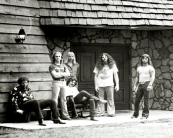 USA:n sydänmailla, kaukana kaikesta, kuusi nuorukaista perusti vuonna 1973 progerockia soittavan bändin, josta tuli suuri mm. Dust in the Wind ja Carry On Wayward Son -biisien myötä. He kertovat nyt tuhkimotarinansa. HD.
Yle Kuvapalvelu