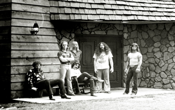 USA:n sydänmailla, kaukana kaikesta, kuusi nuorukaista perusti vuonna 1973 progerockia soittavan bändin, josta tuli suuri mm. Dust in the Wind ja Carry On Wayward Son -biisien myötä. He kertovat nyt tuhkimotarinansa. HD.
Yle Kuvapalvelu