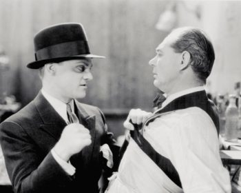 (The Public Enemy, USA 1931) Gangsterielokuvan klassikko kahdesta rikollisesta, jotka kieltolain aikana hankkivat yhä suurempia rikkauksia mutta myös vihollisia. O: William A. Wellman. N: James Cagney, Jean Harlow. HD. Kuvassa Tom Powers (James Cagney)
ja baarimikko Steve (Lee Phelps).
Yle Kuvapalvelu