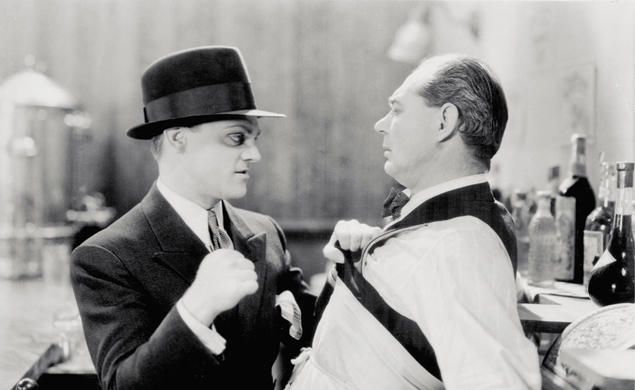 (The Public Enemy, USA 1931) Gangsterielokuvan klassikko kahdesta rikollisesta, jotka kieltolain aikana hankkivat yhä suurempia rikkauksia mutta myös vihollisia. O: William A. Wellman. N: James Cagney, Jean Harlow. HD. Kuvassa Tom Powers (James Cagney)
ja baarimikko Steve (Lee Phelps).
Yle Kuvapalvelu