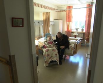 Muistisairaiden hankalaa käytöstä pyritään hillitsemään psykoosilääkkeillä. Toisissa kunnissa lääkkeitä määrätään anteliaammin kuin toisissa. Toimittajana Riikka Kaihovaara.