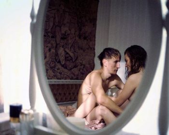 (1989) Ilkka Järvi-Laturin tosipohjaisessa rikoselokuvassa nuori mies joutuu äitinsä toisen avioliiton kautta mukaan Oulun synkkään alamaailmaan. N: Ilkka Koivula, Jonna Järnefelt, Leena Suomu ja Risto Tuorila. HD. Kuvassa Mika (Ilkka Koivula) ja Ulla
(Jonna Järnefelt).
Yle Kuvapalvelu