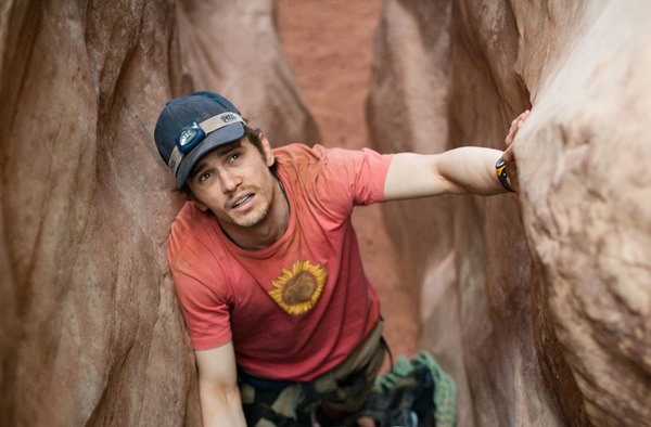 127 tuntia (12). (127 Hours, USA/Britannia 2010)
Tositapahtumiin perustuva jännitysdraama parikymppisestä Aron Ralstonista, joka lähti yksinäiselle kiipeilyretkelle Utahin kanjonimaisemiin toukokuussa 2003. Viikonloppureissu muuttuu painajaiseksi, kun mies luiskahtaa syvään railoon ja hänen oikean kätensä päälle tipahtaa 400-kiloinen kivenmurikka. Edessä on yli viiden vuorokauden pituinen taistelu elämästä... Ohjaaja: Danny Boyle. 95´. Pääosissa: James Franco, Kate Mara, Amber Tamblyn, Clémence Poésy, Treat Williams, Kate Burton, Lizzy Caplan.

James Franco (as Aron Ralston) in 127 HOURS.