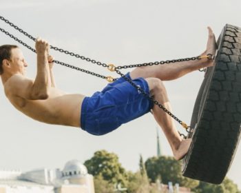Kotkalaiset elokuvantekijät perustavat pelifirman ja pyrkivät rohkeasti maailman huipulle. Kova bisnes ja kokemuksen puute uhkaavat murskata haaveet äkkirikastumisesta. O: Pasi Riiali, Mikko Peltonen. HD. Jussi Hellsten/Yle Kuvapalvelu