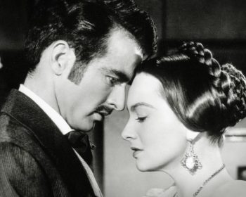 (The Heiress, USA 1951) Henry Jamesin romaaniin perustuva neljän Oscarin klassikko, jossa ujon perijättären hurmaavaa kosijaa epäillään onnenonkijaksi. O: William Wyler. N: Olivia de Havilland, Montgomery Clift. HD. Kuvassa Morris Townsend (Montgomery
Clift) ja Catherine Sloper (Olivia de Havilland).
Yle Kuvapalvelu