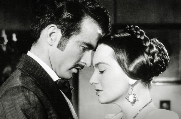 (The Heiress, USA 1951) Henry Jamesin romaaniin perustuva neljän Oscarin klassikko, jossa ujon perijättären hurmaavaa kosijaa epäillään onnenonkijaksi. O: William Wyler. N: Olivia de Havilland, Montgomery Clift. HD. Kuvassa Morris Townsend (Montgomery
Clift) ja Catherine Sloper (Olivia de Havilland).
Yle Kuvapalvelu