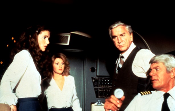 Edessä vas. Julie Hagerty (Elaine), Leslie Nielsen (Doctor Rumack), Peter Graves (Captain Clarence Oveur).