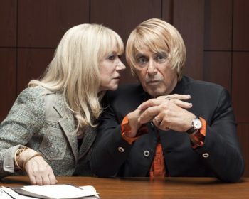 Tosipohjaisessa draamassa kuuluisa tuottaja on oikeudessa epäiltynä murhasta. Onko hän syytön vai syyllinen? Kysymyksen kanssa painii myös hänen puolustusasianajajansa. N: Al Pacino, Helen Mirren. T: HBO. (U) HD. Kuvassa Linda Kenney Baden (Helen
Mirren) ja Phil Spector (Al Pacino).
Yle Kuvapalvelu