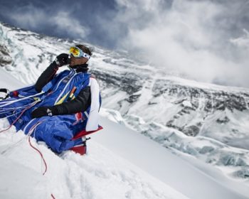 Valerin hyppy tuntemattomaan. Valeri Rozov valmistautuu suorittamaan kaikkien aikojen ensimmäisen base-hypyn Mount Everestiltä, ja harjoitukset tapahtuvat ylväissä vuoristomaisemissa. Itävaltalainen seikkailusarja.

Pictured: Valery Rozov after his jump off the north face of Mount Everest, China on May 5th, 2013.