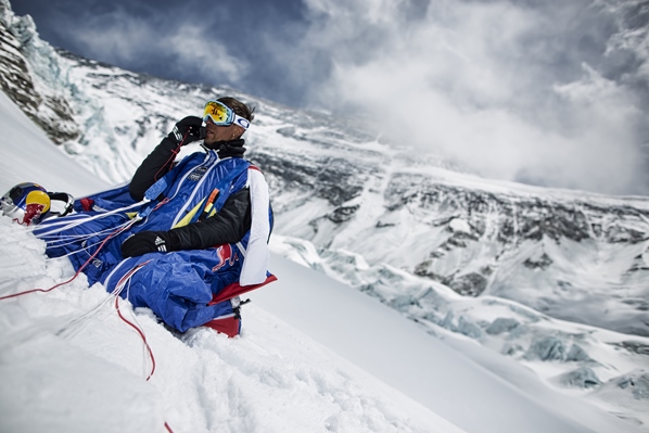 Valerin hyppy tuntemattomaan. Valeri Rozov valmistautuu suorittamaan kaikkien aikojen ensimmäisen base-hypyn Mount Everestiltä, ja harjoitukset tapahtuvat ylväissä vuoristomaisemissa. Itävaltalainen seikkailusarja.

Pictured: Valery Rozov after his jump off the north face of Mount Everest, China on May 5th, 2013.