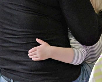 Tuhannet vanhemmat kärsivät vankeusrangaistusta erossa lapsistaan. Miten lapset kokevat pakkoeron? Monessa laitoksessa vankien lapsia ei huomioida, mutta Hämeenlinnassa on yksikkö, jossa äiti ja lapsi asuvat yhdessä. HD.
Yle Kuvapalvelu