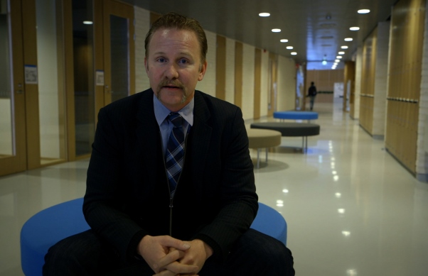 Sub.doc: Koulutusjärjestelmät Morgan Spurlockin puntarissa. Koulutusjärjestelmät puntarissa. Suomen kehuttu koulutusjärjestelmä kiinnostaa myös Morgan Spurlockia, joka tutustuu suomalaiseen kouluun. Mitä USA:ssa pitäisi tehdä koulutuksen kehittämiseksi? Amerikkalainen dokumenttisarja. SUB.

Kuvassa Morgan Spurlock.