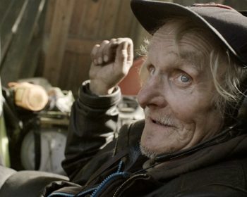Kuka tahansa voi jäädä asunnottomaksi. Se aiheuttaa yksinäisyyttä ja häpeää. Talvella siitä tulee henkeä uhkaava painajainen. Dokumentti seuraa viittä asunnotonta kesästä 2015 seuraavaan kevääseen. O: Marja Kurikka. Kuvassa Pekka. Yle Kuvapalvelu
