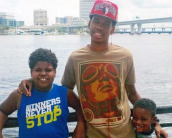 Floridassa vuonna 2012 valkoinen Michael Dunn riitautui huoltamon pihalla mustan teinin Jordan Davisin kanssa.  Dunn ampui Daviesin ja pakeni paikalta. Tragedian oikeudenkäynti  paljastaa syvälle juurtuneen rasismin. Kuvassa Jordan Davis (kesk). Yle
Kuvapalvelu