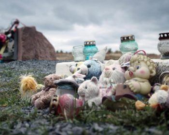Heinäkuussa 2014 Amsterdamista ilmaan noussut malesialaiskone putosi maahan Ukrainassa. 298 uhria vaatinut onnettomuus on synnyttänyt kymmeniä salaliittoteorioita. Miksi kone ammuttiin alas ja kuka sen teki? T: BBC. Yle Kuvapalvelu