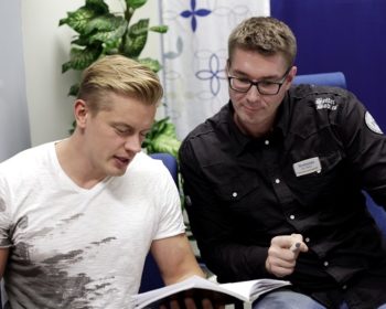 Sub.doc: 30 päivän ihmiskoe
Romuttavatko viralliset ravitsemussuositukset ihmisten terveyden? Tomi Kokko testaa ja syö 30 päivää täysin THL:n ravitsemussuositusten mukaisesti. Mitä Tomin terveydelle ja jaksamiselle käy?
Kuvassa Tomi Kokko ja ravitsemusterapeutti Jan Verho
SUB
