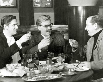 (1969) Viimeisessä Palmu-elokuvassa eläkkeellä oleva komisario kutsutaan selvittämään Yleisradion toimittajan murhaa. N: Joel Rinne, Leo Jokela, Matti Ranin. O: Matti Kassila. Fennada-Filmi.
Kuvassa Matti Ranin, Joel Rinne ja Leo Jokela.
Yle Kuvapalvelu