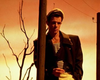 Rainer Werner Fassbinderin viimeiseksi jäänyt ohjaus perustuu Jean Genet'n romaaniin. Brad Davisin esittämä merisotilas Querelle saapuu Brestin syntiseen satamakaupunkiin ja panee paikat sekaisin. HD. Kuvassa Querelle (Brad Davis).
Yle Kuvapalvelu