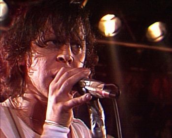 (1987) Konserttitaltioinnissa rockyhtye Popeda esiintyy Pihtiputaalla Saapasjalkarockissa. Keikalla kuullaan bändin suosittuja kappaleita, kuten mm. 'Elämässä pitää olla runkkua' ja 'Kuuma kesä'. Kuvassa Pate Mustajärvi.
Yle Kuvapalvelu