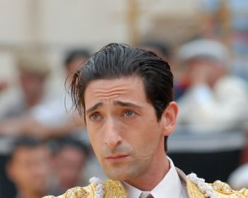 (Espanja 2008) Elokuva legendaarisen härkätaistelijan Manuel Rodríguez Sánchezin elämän suuresta rakkaussuhteesta, jota tähden seurue ja jopa kenraali Franco paheksuvat. O: Menno Meyjes. N: Adrien Brody, Penélope Cruz. HD. Kuvassa Manuel Rodríguez
Sánchez "Manolete" (Adrien Brody).
Yle Kuvapalvelu