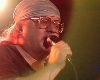 (1984) Juice Leskisen ja Grand Slam -yhtyeen jäähyväiskiertueen päätöskonsertti Nivalan Tuiskulan urheilutalolla. Toimittaja Jussi Tuominen, ohjaaja Jorma Koski. Kuvassa Juice. Yle Kuvapalvelu