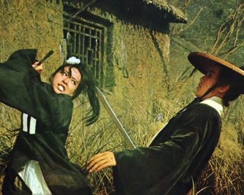 (Xia nu/A Touch of Zen, Taiwan 1971) Nuori nainen ja viaton taiteilija pakenevat korruptoituneita viranomaisia häikäiseviä kung-fu-koreografioita ja ripauksen zeniä sisältävässä wuxia-klassikossa. O: King Hu. Kuvassa vasemmalla Yang Hui-ching (Feng
Hsu).
Yle Kuvapalvelu