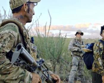 Illan dokumenttina nähdään huumeiden vastaista sotaa luotaava Cartel Land. Häiriinnyttävä elokuva on pysäyttävä katsaus Meksikon ja USA:n rajaseudulle, missä huumesota on saanut kansan ottamaan oikeuden omiin käsiinsä. HD. Kuvassa
Tim "Nailer" Foley (vas). Yle Kuvapalvelu