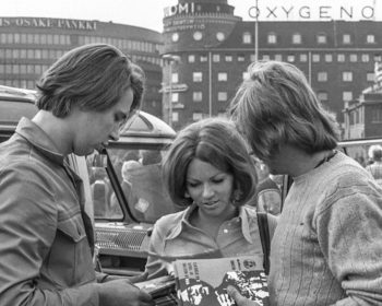 (1969) Erkko Kivikosken ohjaaman elokuvan veljeksistä toinen on opiskelijaradikaali ja toinen yksityisyrittäjä. N: Eero Melasniemi, Pertti Melasniemi, Riittaliisa Helminen ja Tarja Markus. HD. Kuvassa keskellä Anne (Tarja Markus), oikealla Eki Salminen
(Pertti Melasniemi).
Yle Kuvapalvelu
