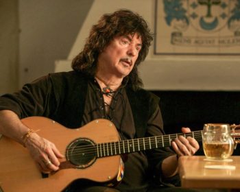 Rock-kitaristilegendoihin kuuluva Ritchie Blackmore (kuvassa) kertoo vihdoin oman tarinansa itse, The Outlawsista Deep Purpleen, Rainbow'sta Blackmore's Nightiin. Mukana mm. Brian May, Gene Simmons ja Ian Anderson. HD
Yle Kuvapalvelu