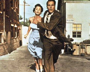 (Invasion of the Body Snatchers, USA 1956) 1950-luvun paranoidin tieteiselokuvan suuri klassikko kalifornialaisesta pikkukaupungista, jonka lääkäri alkaa kummastella monen asukkaan outoa käytöstä. O: Don Siegel. Mv. HD. Kuvassa Becky Driscoll (Dana
Wynter) ja tohtori Miles J. Bennell.
Yle Kuvapalvelu