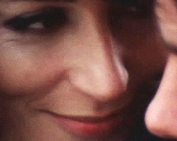 (Un homme et une femme, Ranska 1966) 60-luvun uuden aallon muodikas rakkauselokuva, taustanaan rallikisojen maailma ja musiikkina tulevia suomi-tv:n ikivihreitä. O: Claude Lelouch. N: Anouk Aimée, Jean-Louis Trintignant. Kuvassa Anne Gauthier (Anouk
Aimée) ja Jean-Louis Duroc (Jean-Louis Trintignant).
Yle Kuvapalvelu