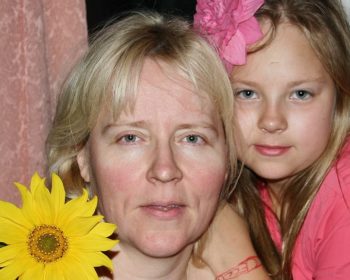 Itsemurha jättää pysyvät jäljet omaisiin. Ohjaaja Jean Bitar seuraa 2011 itsemurhan tehneen Delphinen äidin, sisaren, isovanhempien ja ystävien kokemuksista parin vuoden ajalta tapahtuman jälkeen. T: Bitar Films Oy HD. Kuvassa äiti Mimosa ja sisko
Cecilia Helander. Yle Kuvapalvelu