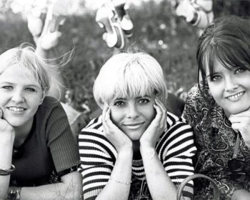(1967) Ylioppilasteatteria, pasifismia ja nuorison kuohuntaa kahdella Jussilla palkitussa aikalaiskuvauksessa. Yhdessä asuvaa kolmikkoa esittävät Aulikki Oksanen, Kristiina Halkola ja Kirsti Wallasvaara. O: M. Niskanen. Kuvassa vasemmalta: Lulu
(Aulikki
Oksanen), Tenu (Kirsti Wallasvaara) ja Liisa (Kristiina Halkola).
Yle Kuvapalvelu