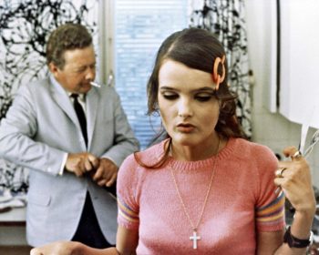 (1968) Koulukodista karkaava Anja joutuu karkureissunsa aikana ottamaan ensimmäisen kerran vastuun omasta elämästään. Rooleissa mm. Kristiina Halkola, Hannu Kahakorpi ja Petra Frey. Kuvassa Matti (Lasse Pöysti) ja Anja, "Punahilkka" (Kristiina
Halkola).
Yle Kuvapalvelu