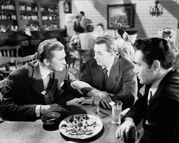 (Out of the Past, USA 1947) Klassinen film noir miehestä, joka on aloittanut uuden elämän mutta vedetään tahtomattaan takaisin rikollisuuden pariin. O: Jacques Tourneur. N: Robert Mitchum, Jane Greer, Kirk Douglas. Kuvassa vasemmalta lukien: Whit
Sterling (Kirk Douglas), Jeff Bailey (Robert Mitchum), Jim (Richard Webb).
Yle Kuvapalvelu