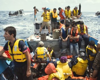 Australia ulkoisti turvapaikanhakijat rajojensa ulkopuolelle, Nauru ja Manus -saarille. Olot säilöönottokeskuksissa ovat järkyttävät: ihmiset asuvat elinkelvottomissa oloissa kuumuudessa, monet sairauksista kärsien. Yle Kuvapalvelu