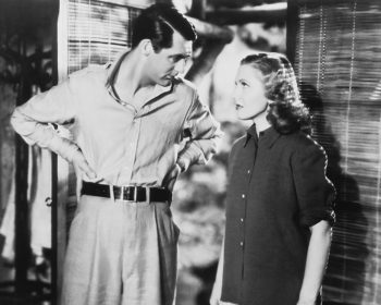(Only Angels Have Wings, USA 1939) Seikkailuelokuva postilentäjistä Andien vuoristossa vaarojen, sumun ja rakkauksien keskellä. O: Howard Hawks. N: Cary Grant, Jean Arthur, Rita Hayworth, Richard Barthelmess.
Kuvassa Geoff Carter (Cary Grant) ja Bonnie Lee (Jean Arthur).
Yle Kuvapalvelu