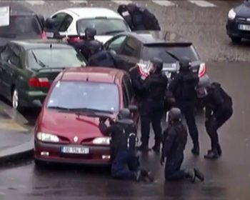 Vuosi sitten Pariisi oli historiansa verisimpien terrori-iskujen kohteena: yli sata sivullista kuoli ja satoja haavoittui. Silminnäkijät, poliisi ja operaatioon osallistuneet erikoisjoukot kertovat mitä tapahtui. Yle Kuvapalvelu