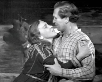 (Suomi 1947, 82') O: Valentin Vaala. N: Eila Pehkonen, Olavi Reimas, Hilkka Helinä, Ale Porkka. Kotimainen elokuva kirurgista, joka pakenee hermopaineita Lapin erämaihin. Mv. Kuvassa: Maaret Oijusvuoma (Eila Pehkonen) ja tohtori Arvo Raitamo (Olavi
Reimas).
Yle Kuvapalvelu