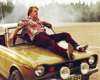 (1982) Elämä sykkii kiihkeänä parikymppisissä nuorissa, jotka armeijasta palattuaan eivät löydä paikkaansa kotikylässä. Pääosissa teatterikoululaiset Timo Torikka (kuvassa), Tero Niva ja Heikki Paavilainen.
YLE Kuvapalvelu