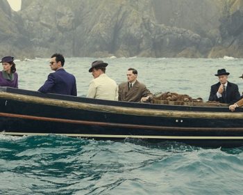 Agatha Christie: Eikä yksikään pelastunut
Eikä yksikään pelastunut on kihelmöivän jännittävä mysteerisarja, joka perustuu Agatha Christien samannimiseen salapoliisikirjallisuuden klassikkoteokseen. Kymmenen ihmistä saa mystisen kutsun salaperäiselle saarelle. Pian yksi toisensa jälkeen heistä alkaa saada surmansa ja herää kysymys onko joku heistä myös murhaaja?
MTV3
MTV3

ROBERT VIGLASKY PHOTOGRAPHY