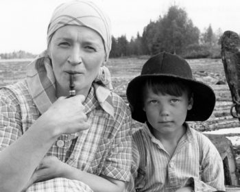 (1986) Päätalon omaelämäkerrallisiin romaaneihin pohjautuva elokuva kirjailijan lapsuusvuosista. Kallen vanhempina Martti Kainulainen ja Pirjo Leppänen. Kallena Teuvo ja Tapio Remes. O: Mikko Niskanen. (U). Kuvassa Riitu (Pirjo Leppänen) ja Kassu
(Teuvo
Remes).
Kuva: KAVA / Yle Kuvapalvelu
