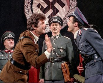 (The Producers/USA 1968) Kreisikomedian klassikko kahdesta huijarista, jotka yrittävät luoda mahdollisimman huonon Broadway-näytelmän: musikaalin Adolf Hitlerin elämästä. O: Mel Brooks. N: Zero Mostel, Gene Wilder.
Yle Kuvapalvelu