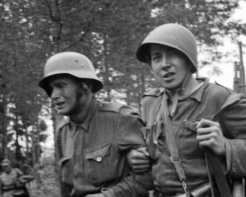 Jatkosodassa yli 15.000 miestä joutui psykiatriseen hoitoon. Sodan jälkeen sen kauhut jatkoivat elämää perheiden sisällä, kun traumatisoituneet miehet jätettiin perheidensä hoidettavaksi. O: Timo Korhonen T: Filmimaa HD. Kuva: Tasapainoaisti on
järkkynyt kranaatin räjähtäessä. Aseveli ohjaa horjuvaa kulkua Joukkosidontapaikalle. Sot.virk. Uuno Laukka / Yle Kuvapalvelu