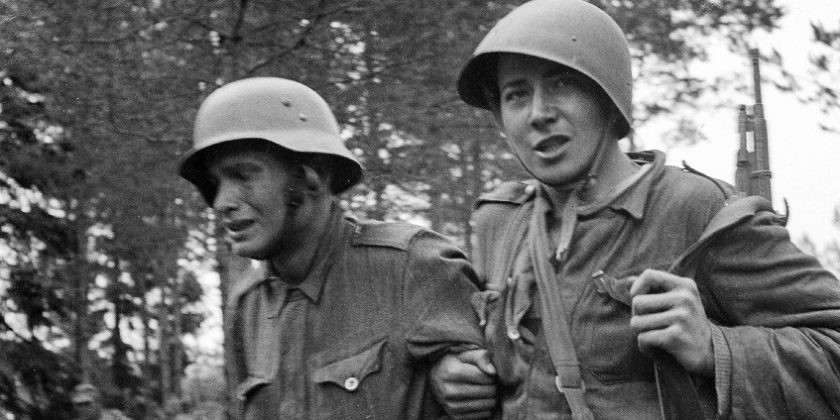 Jatkosodassa yli 15.000 miestä joutui psykiatriseen hoitoon. Sodan jälkeen sen kauhut jatkoivat elämää perheiden sisällä, kun traumatisoituneet miehet jätettiin perheidensä hoidettavaksi. O: Timo Korhonen T: Filmimaa HD. Kuva: Tasapainoaisti on
järkkynyt kranaatin räjähtäessä. Aseveli ohjaa horjuvaa kulkua Joukkosidontapaikalle. Sot.virk. Uuno Laukka / Yle Kuvapalvelu