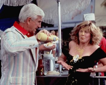 Vas. Leslie Nielsen (Frank Drebin), Priscilla Presley (Jane Spencer).
