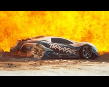 Nyt on näyttävää kuvaa – Top Gear suosittelee, hidastuskuvia ja törkeän nopea RC-auto